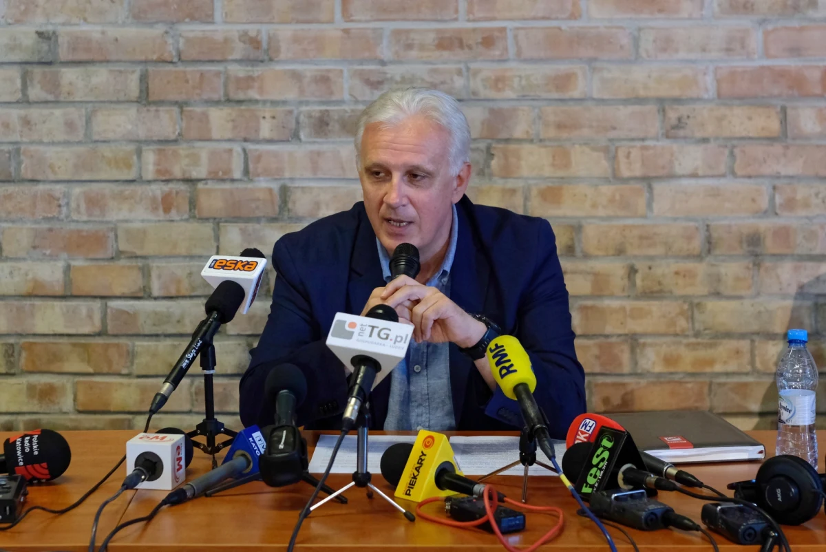 „Ostatnio na naszych uroczystościach 40-lecia ‘Solidarności’ powiedziałem bardzo wyraźnie premierowi, że unijne srebrniki dotyczące likwidacji miejsc pracy nas nie interesują. Zdajemy sobie sprawę, że cały region i górnictwo będzie pewnie w kontekście zaostrzenia szaleńczej polityki klimatycznej UE podlegać transformacji. My na taką transformację jesteśmy gotowi, ale nie zgodzimy się na blitzkrieg klimatyczny” – powiedział w Popołudniowej rozmowie w RMF FM przewodniczący Zarządu Regionu Śląsko-Dąbrowskiego NSZZ „Solidarność”.