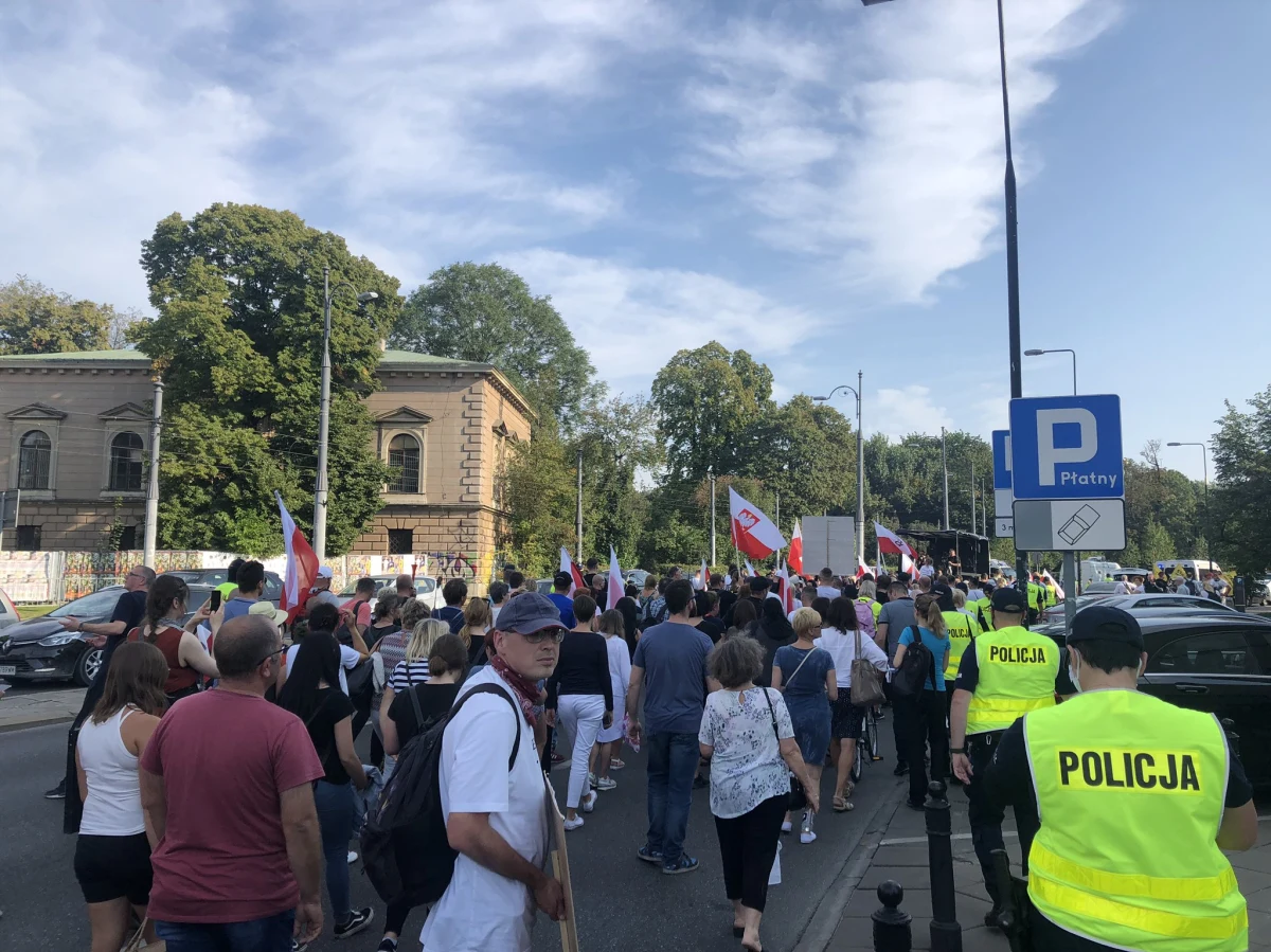 Grupa kilkuset osób protestowała w Warszawie przeciwko kontrowersyjnemu projektowi tak zwanej ustawy covidowej. Miałaby ona znosić odpowiedzialność urzędników podejmujących działania w czasie pandemii. Uczestników marszu pod Sejm prowadził przedsiębiorca i były kandydat na prezydenta Grzegorz Tanajno.