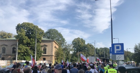 Grupa kilkuset osób protestowała w Warszawie przeciwko kontrowersyjnemu projektowi tak zwanej ustawy covidowej. Miałaby ona znosić odpowiedzialność urzędników podejmujących działania w czasie pandemii. Uczestników marszu pod Sejm prowadził przedsiębiorca i były kandydat na prezydenta Grzegorz Tanajno.