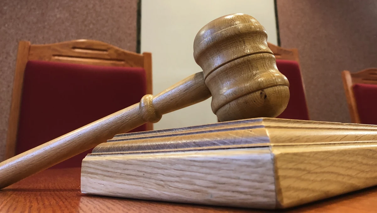 Sąd Okręgowy w Białymstoku prawomocnie uniewinnił sześć osób, które w lutym ubiegłego roku próbowały zablokować zorganizowany przez narodowców w Hajnówce Marsz Pamięci Żołnierzy Wyklętych. Sąd podkreślił m.in., że obwinieni w tej sprawie uczestnicy kontrmanifestacji korzystali z prawa do wolności słowa i zgromadzeń. "Karanie obywateli za działania takie, jakie podjęli obwinieni, mogłoby przynieść negatywne konsekwencje dla debaty publicznej i zainteresowania obywateli sprawami państwowymi" - podkreślał sędzia Przemysław Wasilewski.