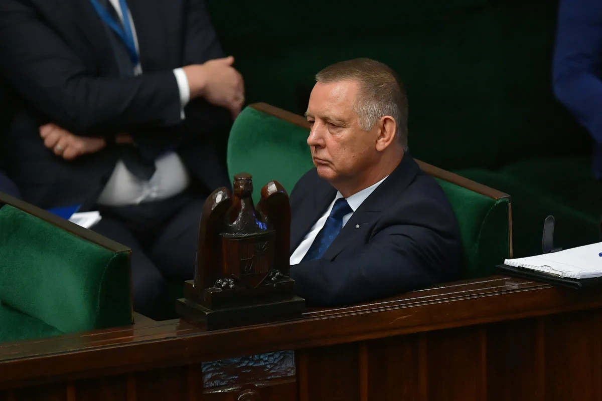 Otwiera się kolejny front w wojnie Mariana Banasia z rządzącą partią. Jak ustalili reporterzy śledczy RMF FM, do prokuratury wpłynęły kolejne zawiadomienia autorstwa szefa Najwyższej Izby Kontroli na wiceprezesa Tadeusza Dziubę. Dotyczą podejrzeń bezprawnego wywierania wpływu na kontrolerów sporządzających raporty krytyczne wobec obecnego rządu. 