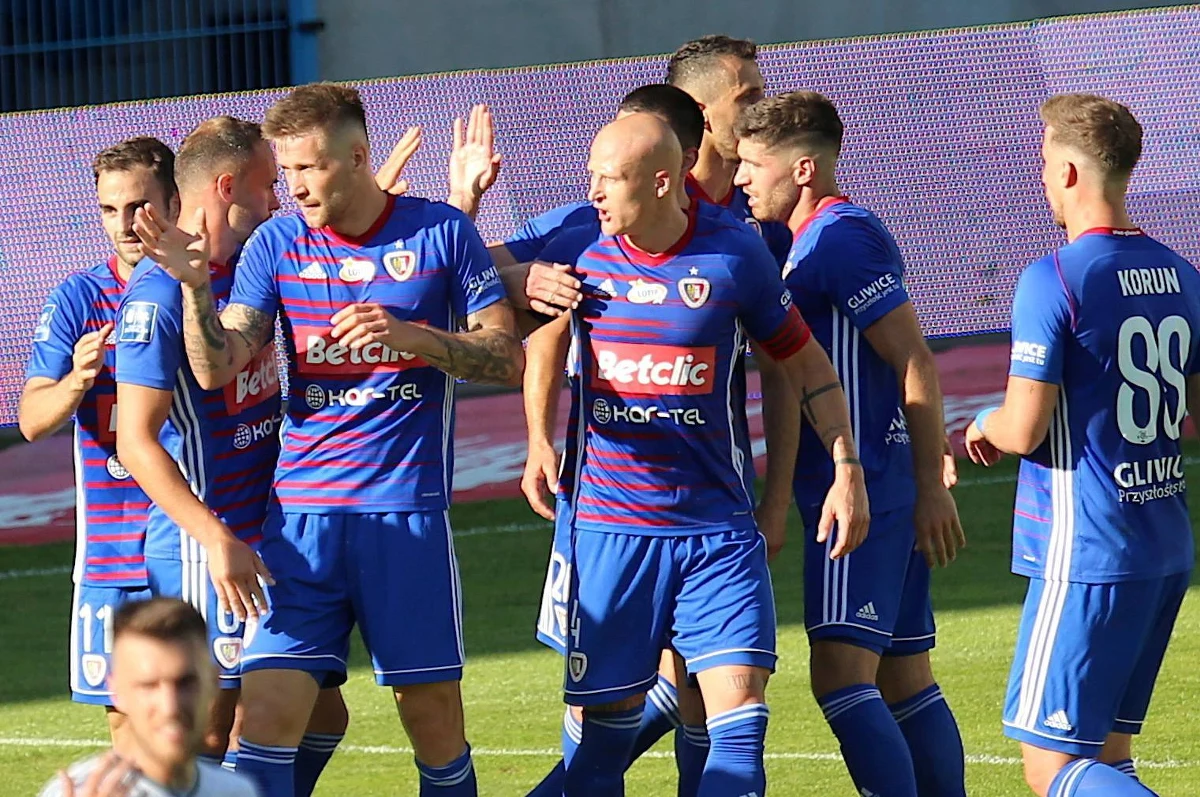 U dwóch osób w Piaście Gliwice test na koronawirusa dał wynik pozytywny: obie te osoby zostały odizolowane. W czwartek gliwiczanie grają u siebie z austriackim TSV Hartberg w meczu 2. rundy kwalifikacji piłkarskiej Ligi Europy.