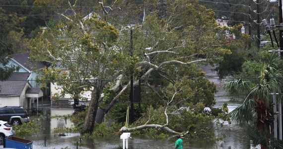 Hurricane Sally is raging in Florida.  Part of the bridge was broken by the wind