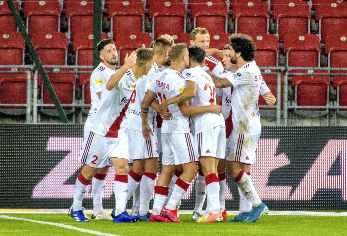 ŁKS pokonał Widzew 2:0 w piłkarskim święcie Łodzi, jakim dla kibiców z tego miasta są derbowe pojedynki. Drużyna Wojciecha Stawowego po trzeciej wygranej bez straty gola awansowała na pozycję lidera 1. ligi, a Widzew pozostał na ostatnim miejscu w tabeli.