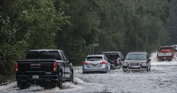 W wybrzeże USA uderzył w środę kolejny w tym roku huragan. Sally powoduje podtopienia, a w Pensacoli na Florydzie urwał część drogowego mostu. Na południowym wybrzeżu USA ponad pół miliona domów nie ma dostępu do prądu.
