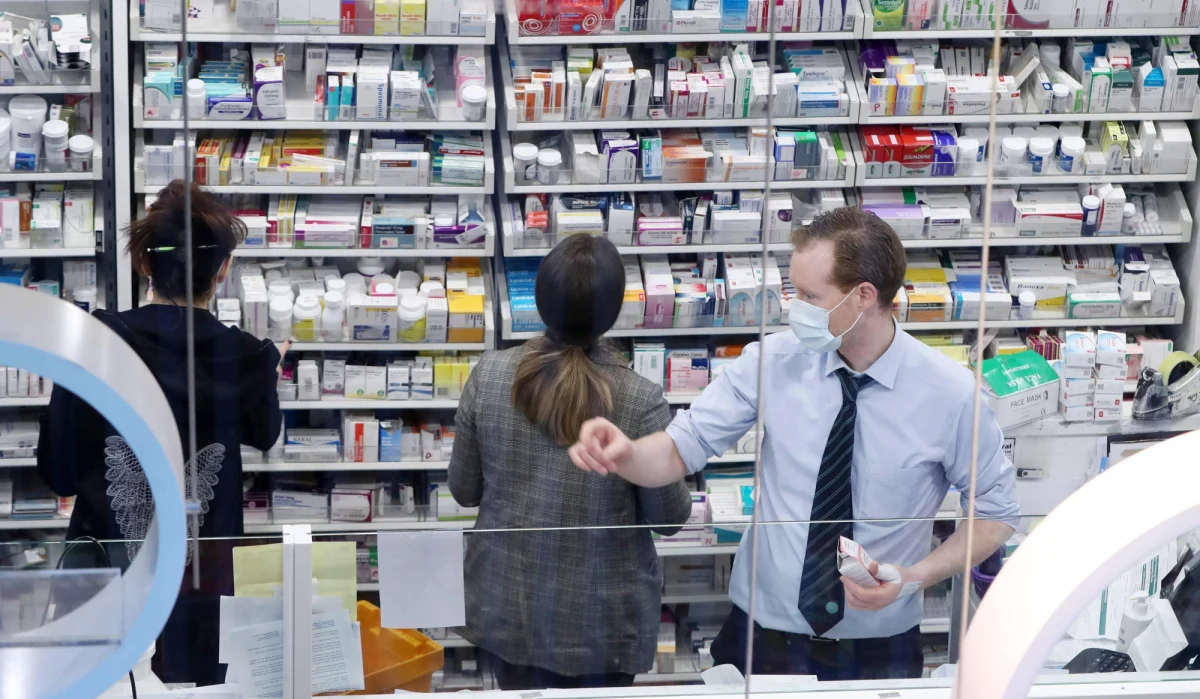 Listę leków, których nie można wywozić z kraju, uzupełniła szczepionka na grypę - informuje w czwartek "Rzeczpospolita". Ministerstwo Zdrowia zapewnia jednak, że na razie nie ma sygnałów, aby deficyt szczepionek stał się celem mafii lekowych.
