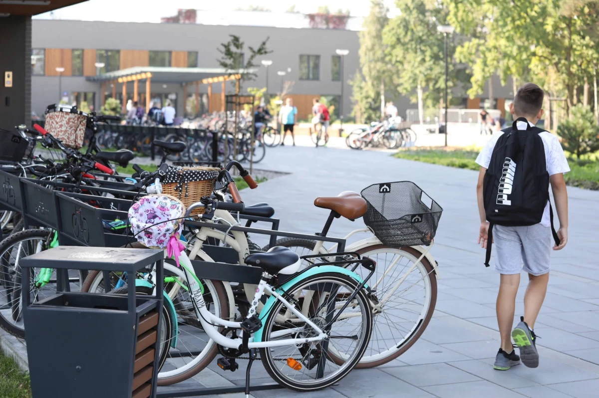 Według danych ZNP z pracy odeszło nawet 10 tys. nauczycieli. MEN poproszone o komentarz do tych danych, stwierdziło, że jest 3,7 tys. wolnych wakatów. O 400 mniej niż rok temu - informuje w czwartek "DGP". 
