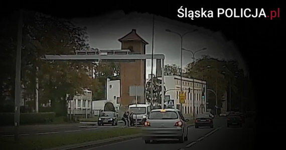 Seria potrąceń na przejściach dla pieszych w woj. śląskim. W Mysłowicach na pasach kierujący samochodem osobowym uderzył w wózek z rocznym dzieckiem. W Raciborzu kierowca samochodu dostawczego potrącił na przejściu trzy nastolatki. Na szczęście w obu przypadkach nie skończyło się to tragicznie. 