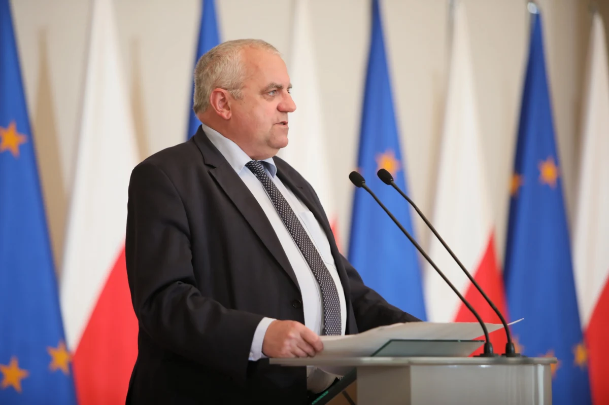 Wiceprezes Prawa i Sprawiedliwości Adam Lipiński wkrótce trafi do zarządu Narodowego Banku Polskiego - ustalili reporterzy RMF FM. Z naszych informacji wynika, że nominacja dla byłego bliskiego współpracownika Jarosława Kaczyńskiego została podpisana przez prezydenta. 