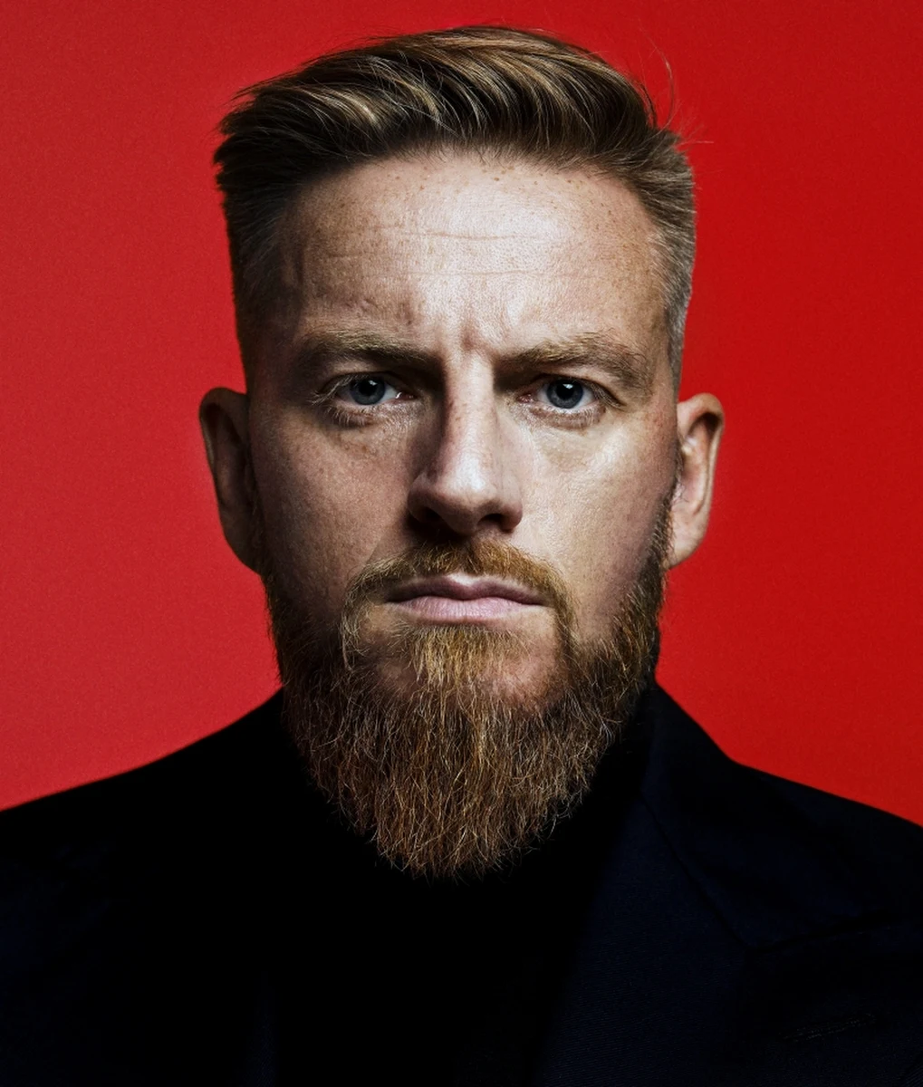 „Pokora”, nowa powieść Szczepana Twardocha, właśnie ukazała się w księgarniach. „To była dla mnie pewna trudność literacka. Jak napisać interesującą książkę o kimś, kto tak naprawdę marzy, by być nieinteresującym” – mówi w RMF FM autor. 