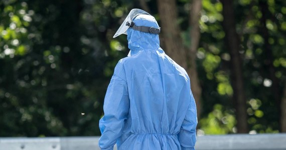 Rośnie liczba powiatów z dodatkowymi obostrzeniami w związku z epidemią koronawirusa. W czerwonej strefie znalazły się trzy powiaty: bytowski, kluczborski i milicki. W żółtej z kolei osiem: tatrzański, gostyński, nowotarski, aleksandrowski, głubczycki, myślenicki, kielecki i kartuski - podał wiceminister zdrowia Waldemar Kraska. 