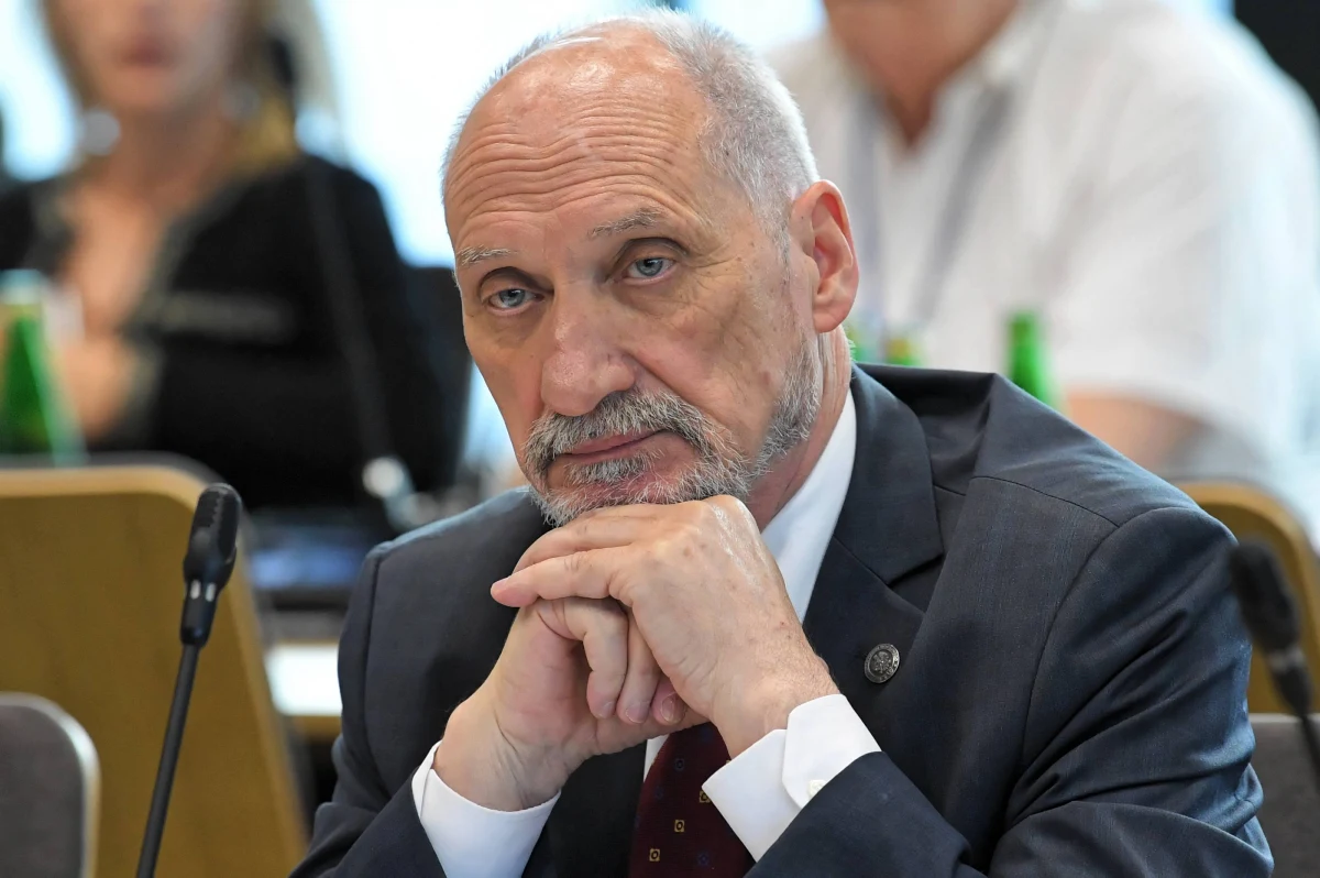 Mimo wniosku prokuratury o tymczasowe aresztowanie trzech kontrolerów lotów ze Smoleńska Antoni Macierewicz nie zmienia zdania ws. teorii o wybuchu na pokładzie tupolewa 10 kwietnia 2010 roku. "Samo sprowadzanie fałszywe nie doprowadziło do tego dramatu, bo piloci się w tym zorientowali" – zaznaczył szef podkomisji smoleńskiej w rozmowie z dziennikarzami. Innego zdania jest Maciej Lasek, były członek komisji Jerzego Millera, która badała przyczyny katastrofy smoleńskiej, a dzisiaj poseł PO. Jak stwierdził: wniosek prokuratury to krok w kierunku zamknięcia śledztwa ws. tragedii 10 kwietnia bez abstrakcyjnych teorii Macierewicza.