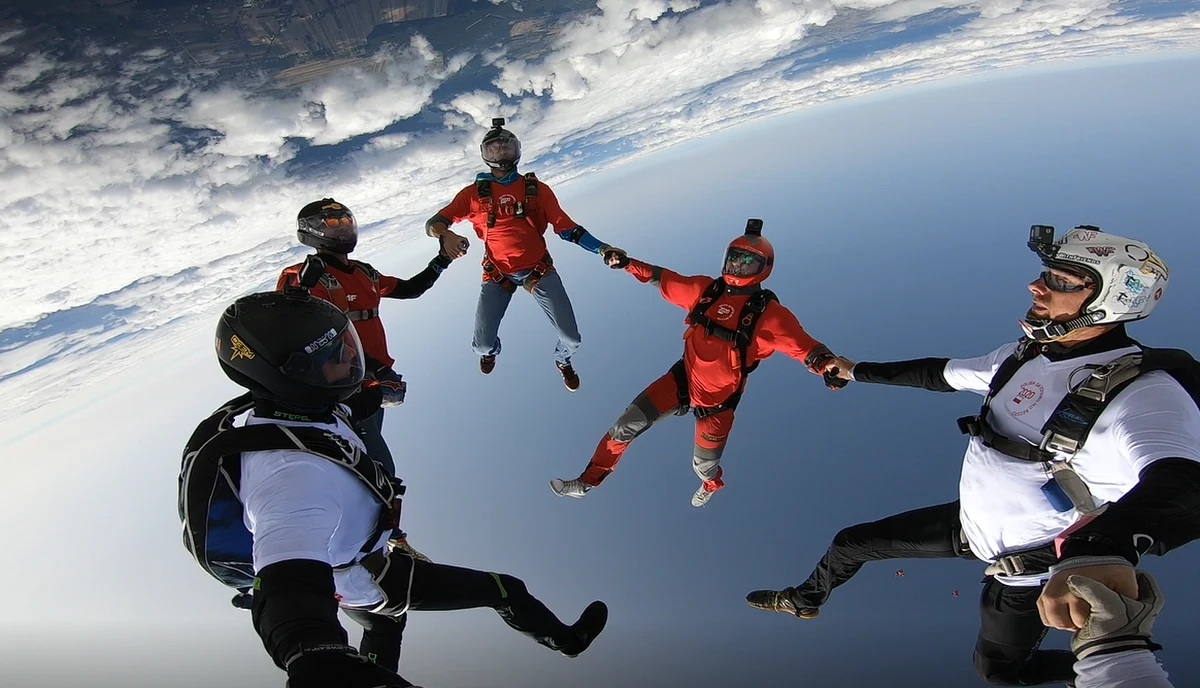 Trwa ostatnie odliczanie do próby pobicia spadochronowego rekordu Polski w największej formacji lecącej głową w dół. Aktualny rekord to siedemnastu skoczków - w piątek chcą go pobić 22, a jeśli się uda, to 24 osoby.