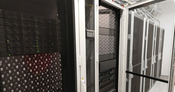 Jeden z najszybszych obecnie komputerów w Polsce, superkomputer Cato, zaczął działać na Uniwersytecie Kardynała Stefana Wyszyńskiego w Warszawie. Maszyna może realizować obliczenia wysokiej wydajności. Naukowcy chcą, aby w przyszłości pomagała lekarzom w diagnozowaniu pacjentów.