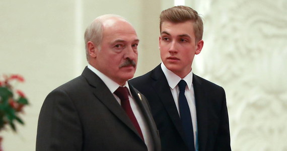 ​Najmłodszy syn prezydenta Białorusi Alaksandra Łukaszenki przeniósł się do Moskwy, gdzie będzie się uczył w liceum pod innym nazwiskiem - poinformowała rosyjska "Komsomolskaja Prawda".
