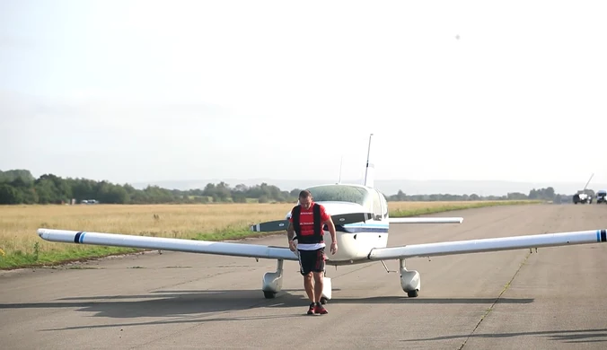 Kickbokser Thomas chce przejść maraton, ciągnąc za sobą samolot. Wideo