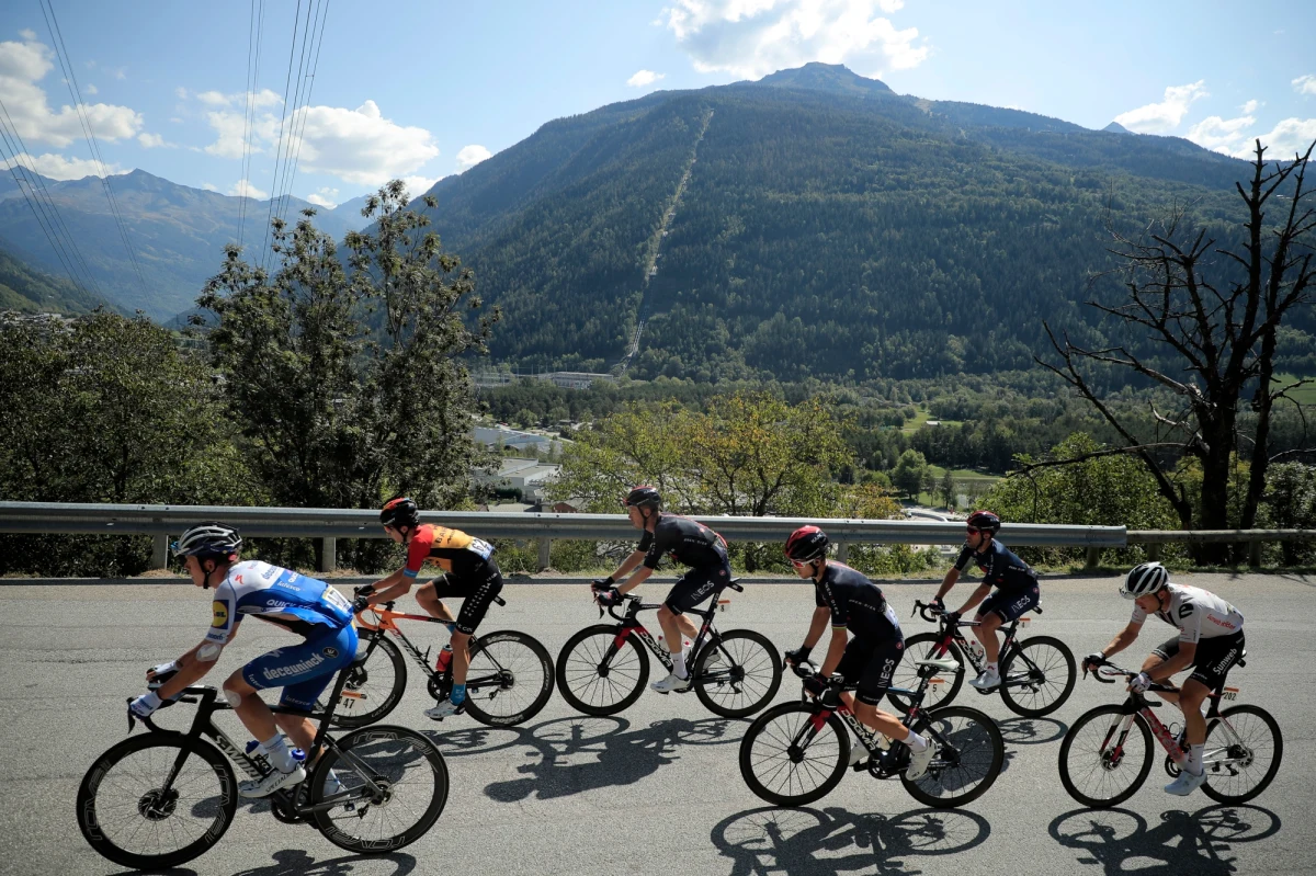 Michał Kwiatkowski (Ineos Grenadiers) wygrał 18. etap wyścigu kolarskiego Tour de France. Polak przez większość odcinka uciekał z kolegą z drużyny Ekwadorczykiem Richardem Carapazem i metę minął minimalnie przed nim, choć przekroczyli ją spokojnie jadąc obok siebie.