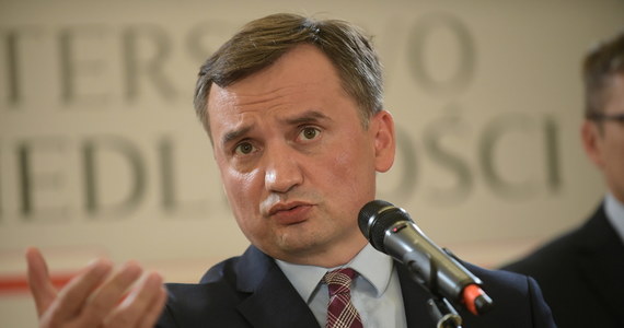 Próbą zakwestionowania istoty demokracji nazwał rezolucję Parlamentu Europejskiego minister sprawiedliwości Zbigniew Ziobro. Podkreślał, że uwarunkowanie wypłat środków z unijnego budżetu od praworządności to szantaż, na który nie można się zgodzić.