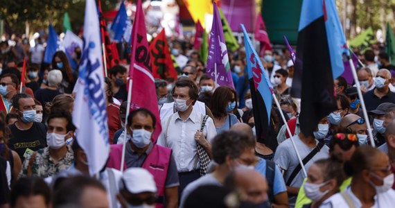 W kilkudziesięciu francuskich miastach związki zawodowe protestują przeciwko zwolnieniom oraz proponowanym przez rząd zmianom w systemie emerytalny. Krytykowane są także działania rządu w walce z pandemią koronawirusa. 