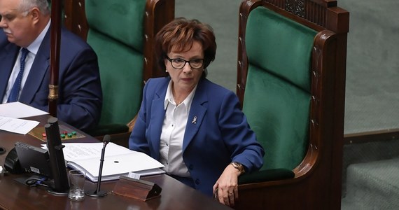 Podjęłam decyzję o skreśleniu z bloku głosowań projektu noweli ws. odpowiedzialności za naruszanie obowiązków służbowych lub obowiązujących przepisów przy przeciwdziałaniu Covid-19 - oświadczyła marszałek Sejmu Elżbieta Witek,