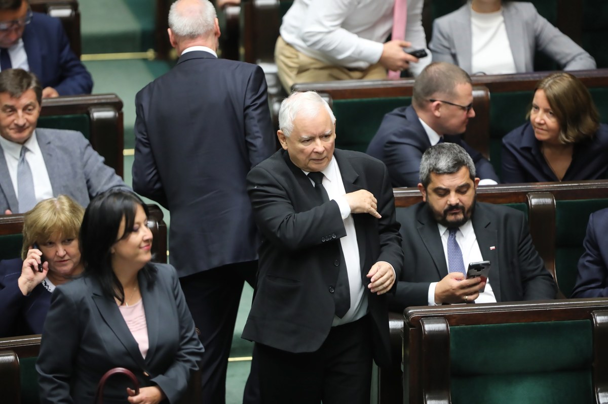 Ustawa "Piątka dla zwierząt" została w nocy uchwalona przez Sejm. Za opowiedziało się 356 posłów, przeciw: 75, wstrzymało się 18. Wcześniej Sejm przyjął blok poprawek zgłoszonych w drugim czytaniu przez PiS do projektu noweli ustawy o ochronie zwierząt. Poprawki m.in. przywracają przepisy ograniczające ubój rytualny i wprowadzają roczne vacatio legis dla zakazu hodowli zwierząt na futra. "Piątka dla zwierząt" to flagowy projekt prezesa PiS Jarosława Kaczyńskiego. Pytany, o skutki głosowania, Marek Suski z PiS - gość Porannej rozmowy w RMF FM powiedział: na dziś koalicji nie ma. Jesteśmy zdecydowani na rząd mniejszościowy - zaznaczył. 