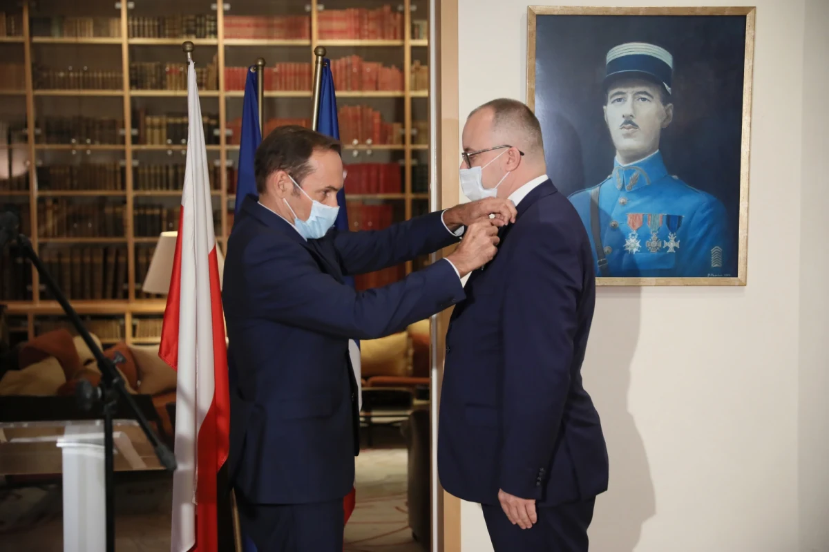 Jest pan prawdziwym strażnikiem praw obywatelskich i wartości; pana głos jest ważny; liczą się z nim zarówno pana rodacy, jak i cała Europa - powiedział ambasador Francji Frederic Billet wręczając Adamowi Bodnarowi insygnia kawalera Orderu Legii Honorowej.