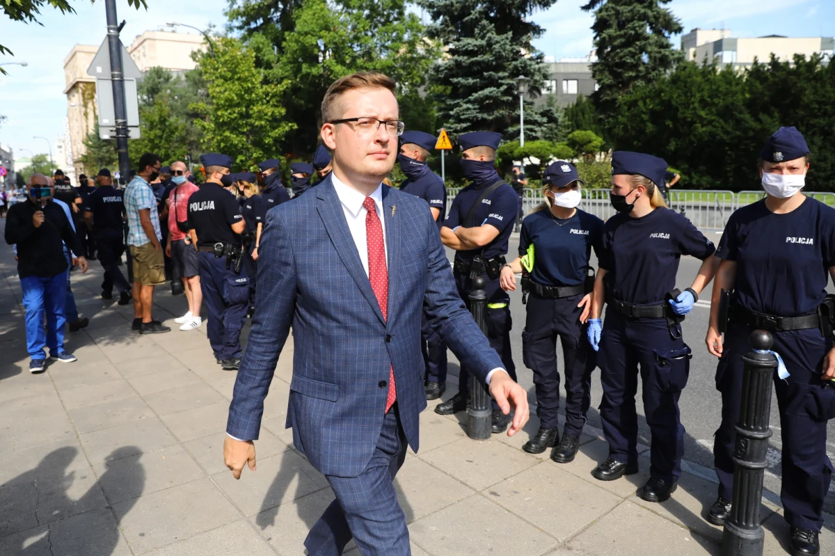Głosowanie nad nowelą ustawy o ochronie zwierząt pokazało, kto jest prawdziwą prawicą w Polsce - ocenił poseł Robert Winnicki (Konfederacja). Przekonywał, że po tym głosowaniu prezes PiS Jarosław Kaczyński "skończył się jako lider prawicy w Polsce".