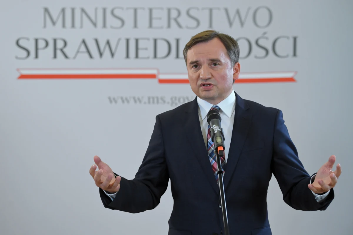 Marek Suski w Porannej rozmowie w RMF FM ogłosił, że głosowanie posłów Solidarnej Polski i Porozumienia przeciwko „Piątce dla zwierząt” oznacza koniec koalicji Zjednoczonej Prawicy. „Uważam, że nasi byli koalicjanci powinni pakować już biurka” – zaznaczył. Dodał także, że „ten, kto nie ma życzliwego spojrzenia dla zwierząt, nie powinien być ministrem sprawiedliwości”