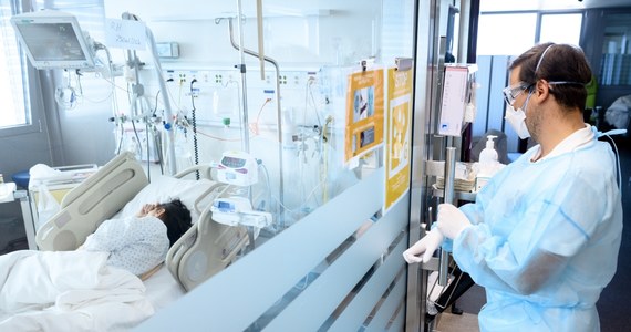 Ministerstwo Zdrowia informuje o 757 nowych przypadkach zarażenia koronawirusem. Zmarło kolejne 17 osób. Bilans  zakażeń w Polsce to w tej chwili 77 328. Nie żyje 2 270 chorych.
