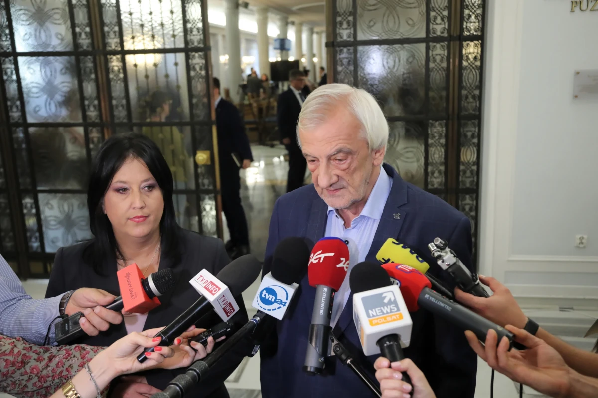 Posłowie PiS, którzy głosowali przeciwko noweli dot. ochrony zwierząt, zostaną zawieszeni w prawach członka partii. Będzie to połączone z utratą stanowisk w Sejmie i w okręgach - zapowiedział szef klubu PiS Ryszard Terlecki.

