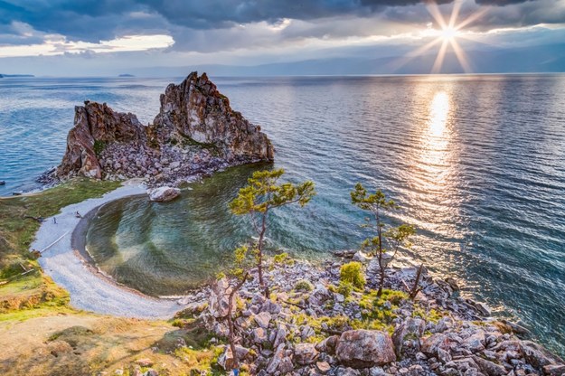 Za lasami, wśród gór w odległej azjatyckiej części Rosji, znajduje się jezioro Bajkał. 
Jest najstarszym i najgłębszym jeziorem na świecie, które skrywa wiele tajemnic i legend.


Największą wyspą na Bajkale jest Olchon – to tam według legend urodził się Czyngis-chan. 
To właśnie w pobliżu tej wyspy znikają od dawna łodzie z całymi załogami. 
Tubylcy nazywają to miejsce „Kraterem Diabła” lub „Wrotami Piekieł”.

