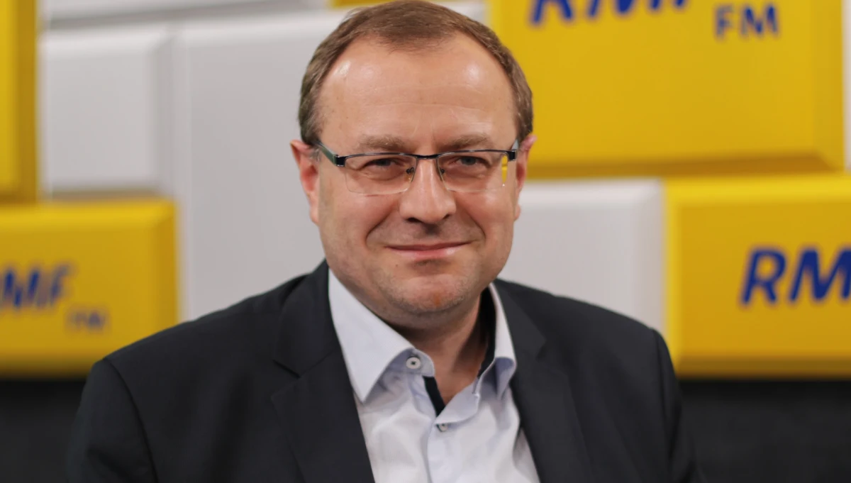 Nic nie wskazuje na to, żeby Solidarna Polska mogła odgrywać samodzielną rolę polityczną – powiedział w Popołudniowej rozmowie w RMF FM politolog i historyk prof. Antoni Dudek. Jego zdaniem scenariusz, w której SP może grać jakąś większą rolę jest „znacznie mniej prawdopodobny, niż że Ziobro ukorzy się przed prezesem”. „A nawet jak się nie ukorzy, to będzie przez jakiś czas rząd mniejszościowy, który stopniowo zbuduje większość w oparciu o innych polityków, niż Zbigniew Ziobro” – mówił. Zdaniem Dudka do polityków SP ruszą „wysłannicy Jarosława Kaczyńskiego”, którzy będą chcieli przeciągnąć ich do PiS.