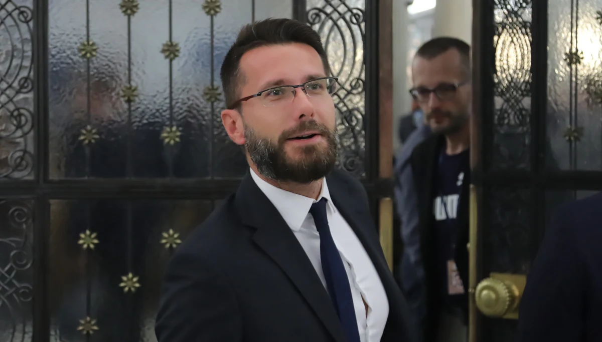 Solidarna Polska Zbigniewa Ziobry stanowczo sprzeciwiła się tzw. ustawie covidowej, która miałaby doprowadzić do bezkarności urzędników podejmujących działania w walce z Covid-19. Na konferencji prasowej jednak wicerzecznik PiS Radosław Fogiel powiedział, że ma dowody na to, że SP sama te przepisy proponowała. "Sytuacja jest smutna i oburzająca" - powiedział.