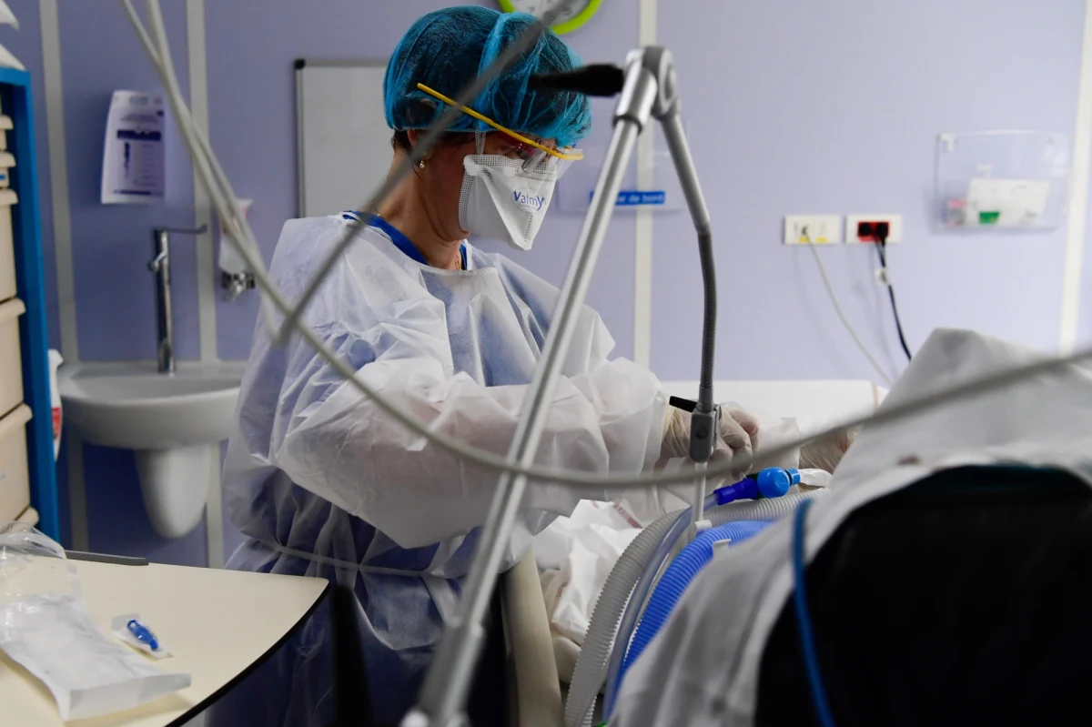 U 15 pacjentów i trzech pracowników medycznych Kliniki Radioterapii krakowskiego oddziału Narodowego Instytutu Onkologii badania potwierdziły obecność wirusa SARS-CoV-2. Przyjęcia do kliniki wstrzymano – poinformowała rzeczniczka placówki Maja Marklowska-Tomar.