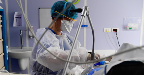 U 15 pacjentów i trzech pracowników medycznych Kliniki Radioterapii krakowskiego oddziału Narodowego Instytutu Onkologii badania potwierdziły obecność wirusa SARS-CoV-2. Przyjęcia do kliniki wstrzymano – poinformowała rzeczniczka placówki Maja Marklowska-Tomar.