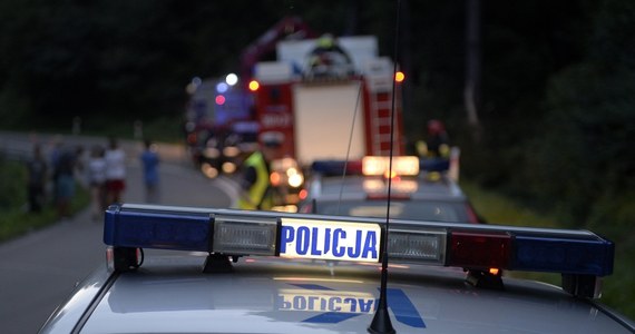 Do trzech wypadków doszło po południu na S7 koło Kielc, uczestniczyło w nich 13 samochodów, w tym policyjny radiowóz. Dwaj policjanci zostali ranni. 