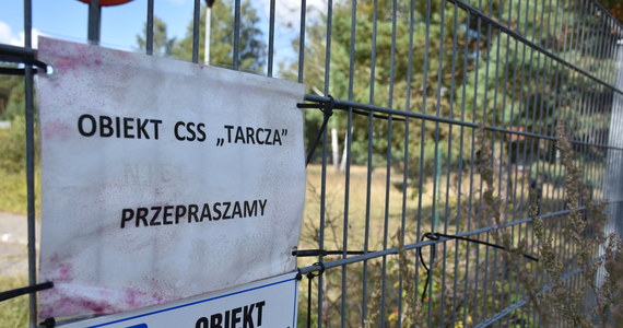 Wybudowana blisko 40 lat temu strzelnica "Tarcza" osiem lat temu przeszła gruntowny remont. Prace pochłonęły w sumie ponad 10 mln złotych, z których część stanowiła unijna dotacja. Od kilku lat obiekt świeci jednak pustkami, a jego wyposażenie jest stopniowo wyprzedawane. Na początku września chęć ponownego zagospodarowania obiektu i przywrócenia mu sportowego charakteru wyraził starosta powiatu pilskiego. Miasto ma jednak inne plany i nie zamierza przekazywać obiektu. Urzędnicy przygotowują właśnie przetarg, po którym "Tarcza" ma zostać wynajęta prywatnej firmie. Miesięczny czynsz za strzelnicę ma wynosić niewiele ponad 3 tysiące złotych. 