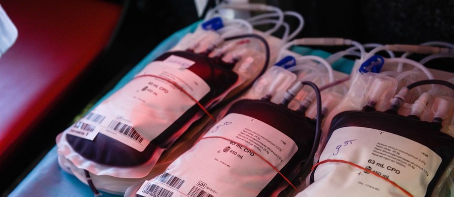 Ponad półtora miliona osób figuruje w polskiej bazie potencjalnych dawców szpiku z krwi. Dziś 19 września. To Światowy Dzień Dawcy Szpiku. Lekarze podkreślają, że - mimo epidemii - cały czas można zarejestrować się w bazie. Pobrania przeprowadzane są zgodnie z zaostrzonym reżimem sanitarnym.