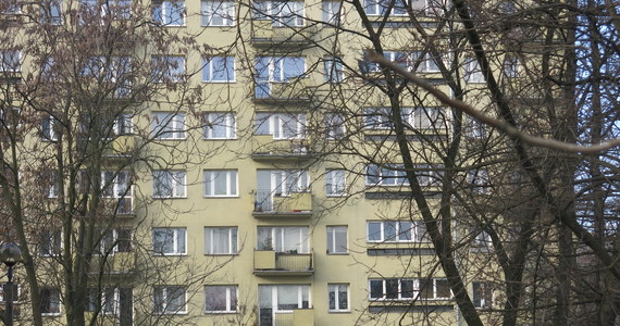 Policjanci ustalają okoliczności, w jakich półtoraroczny chłopczyk wypadł z okna mieszkania na 4. piętrze na jednym z osiedli mieszkaniowych w Gorzowie Wielkopolskim. Dziecko trafiło do szpitala, ale nie ma obrażeń zagrażających życiu.