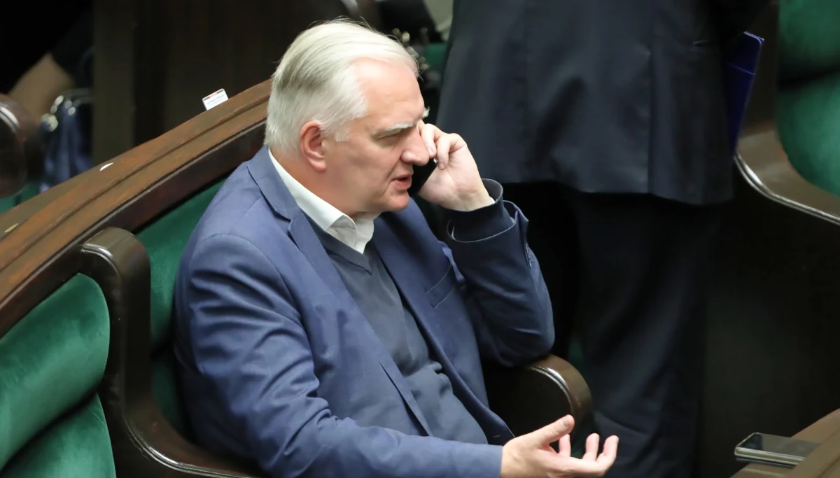 Koalicja istnieje, ale jesteśmy na wirażu. Natomiast jestem przekonany, że poczucie odpowiedzialności za Polskę, za to, żeby stawić czoło pandemii i kryzysowi gospodarczemu, zwycięży u każdego z partnerów koalicyjnych - powiedział lider Porozumienia Jarosław Gowin. 