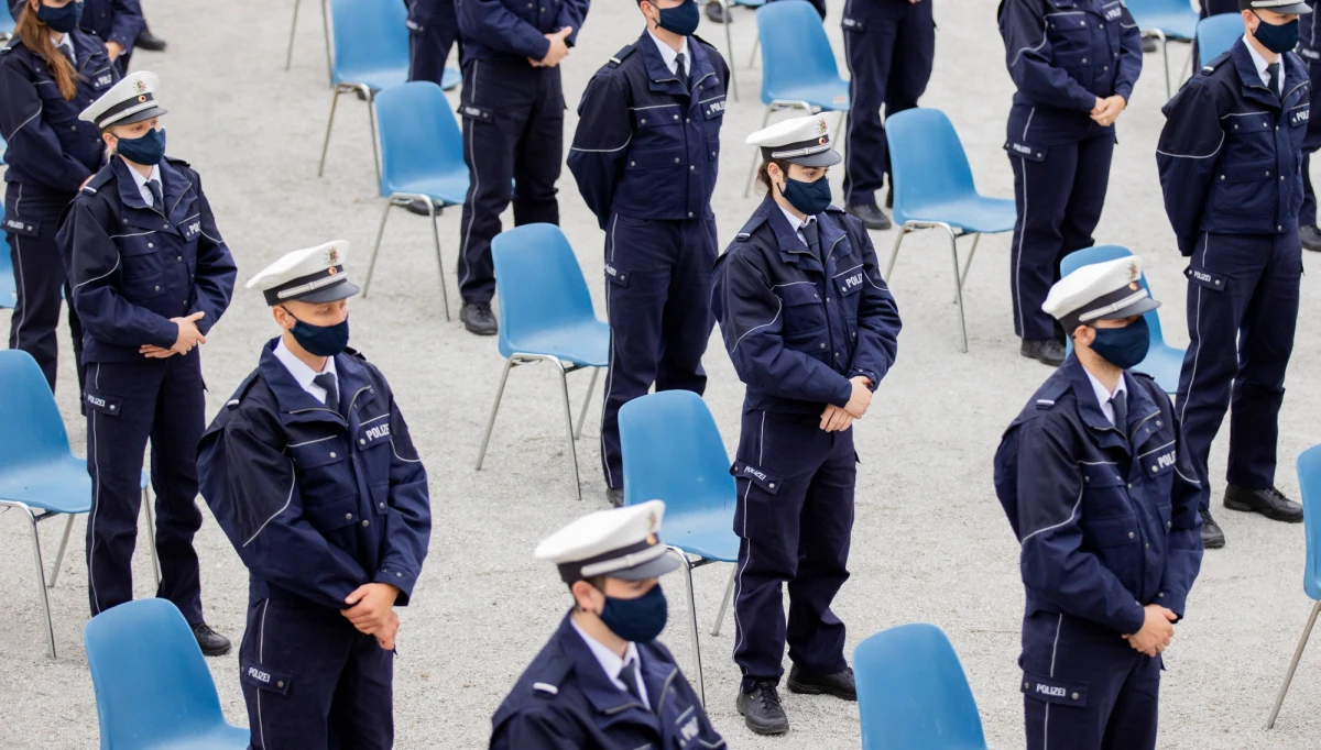 W ramach śledztwa w sprawie internetowej wymiany nielegalnych materiałów prawicowo-ekstremistycznych między policjantami w Meklemburgii-Pomorzu Przednim przeprowadzono rewizje u dwóch funkcjonariuszy - poinformował tamtejszy minister spraw wewnętrznych Lorenz Caffier. 