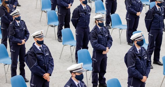 W ramach śledztwa w sprawie internetowej wymiany nielegalnych materiałów prawicowo-ekstremistycznych między policjantami w Meklemburgii-Pomorzu Przednim przeprowadzono rewizje u dwóch funkcjonariuszy - poinformował tamtejszy minister spraw wewnętrznych Lorenz Caffier. 