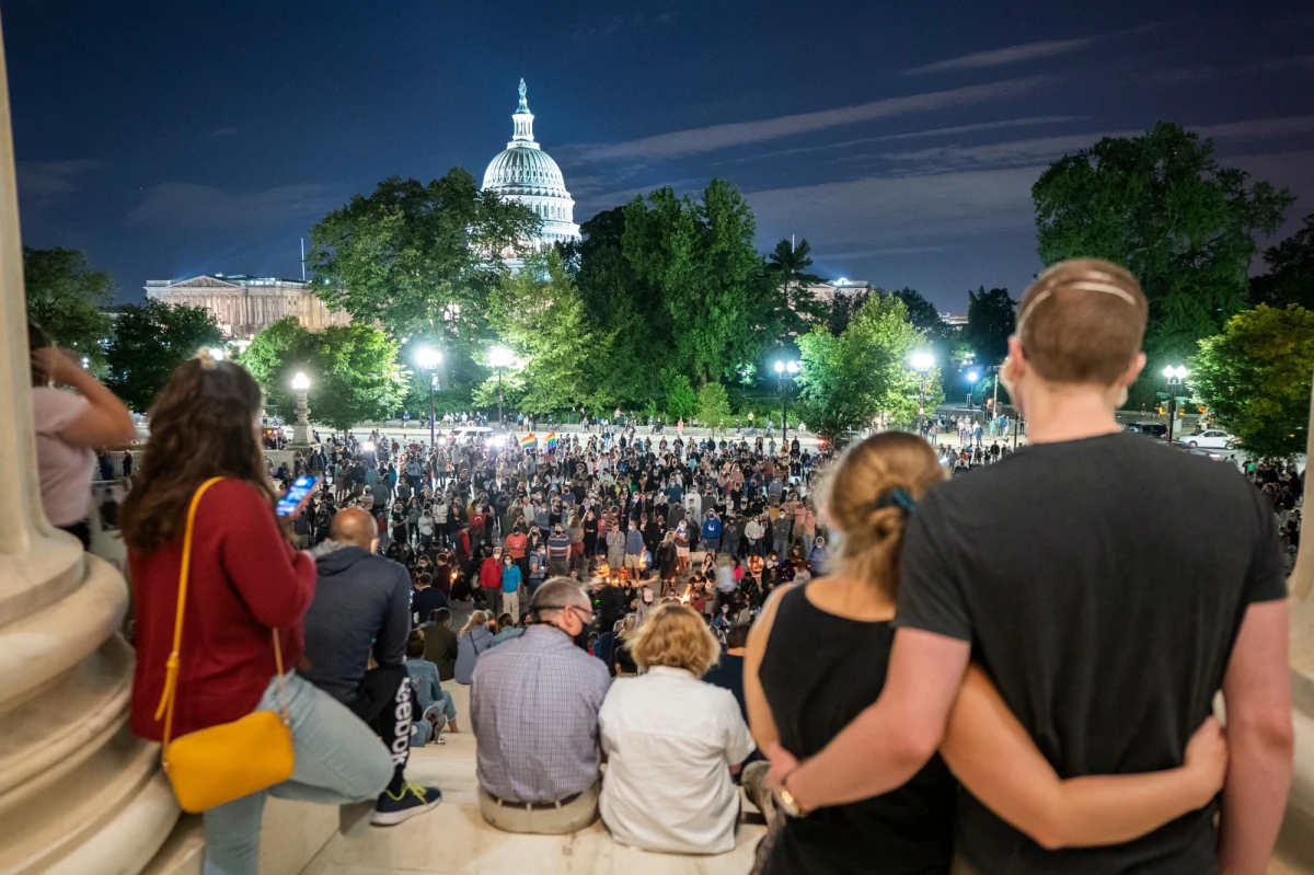 Setki osób zgromadziły się na schodach Sądu Najwyższego USA po śmierci Ruth Bader Ginsburg – ikony amerykańskiego sądownictwa. Sędzia darzona ogromnym szacunkiem zmarła w wyniku powikłań związanych z chorobą nowotworową w wieku 87 lat. Przed budynkiem Sądu Najwyższego ludzie zapalają świeczki, kładą wiązanki kwiatów, zostawiają kartki ze słowami uznania dla zmarłej. Ginsburg była szczególnie wyczulona na sprawy dotyczące dyskryminacji ze względu na płeć, kolor skóry i orientację seksualną. 