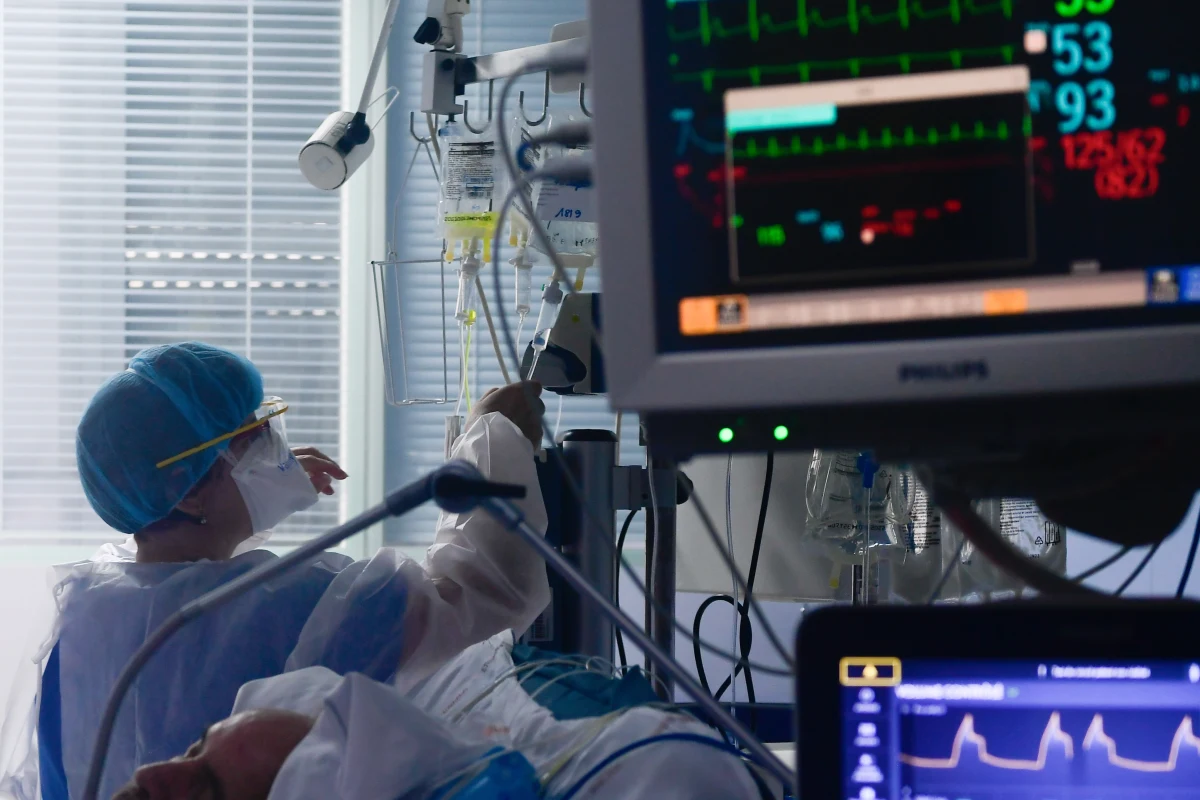 Ministerstwo Zdrowia informuje o 1002 nowych przypadkach zarażenia koronawirusem - to największy przyrost dobowy zakażeń w Polsce. Zmarło kolejne 12 osób. Bilans zakażeń w Polsce to w tej chwili 78 330. Nie żyje 2 282 chorych.