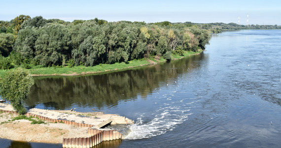 Rozpoczęliśmy próbny przesył ścieków rurami po moście pontonowym; teraz zespół MPWiK sprawdza stabilność i szczelność tego systemu - przekazał w sobotę prezydent Warszawy Rafał Trzaskowski. Taki przesył ścieków to konsekwencja awarii rurociągu, który odprowadzał je do oczyszczalni "Czajka".
