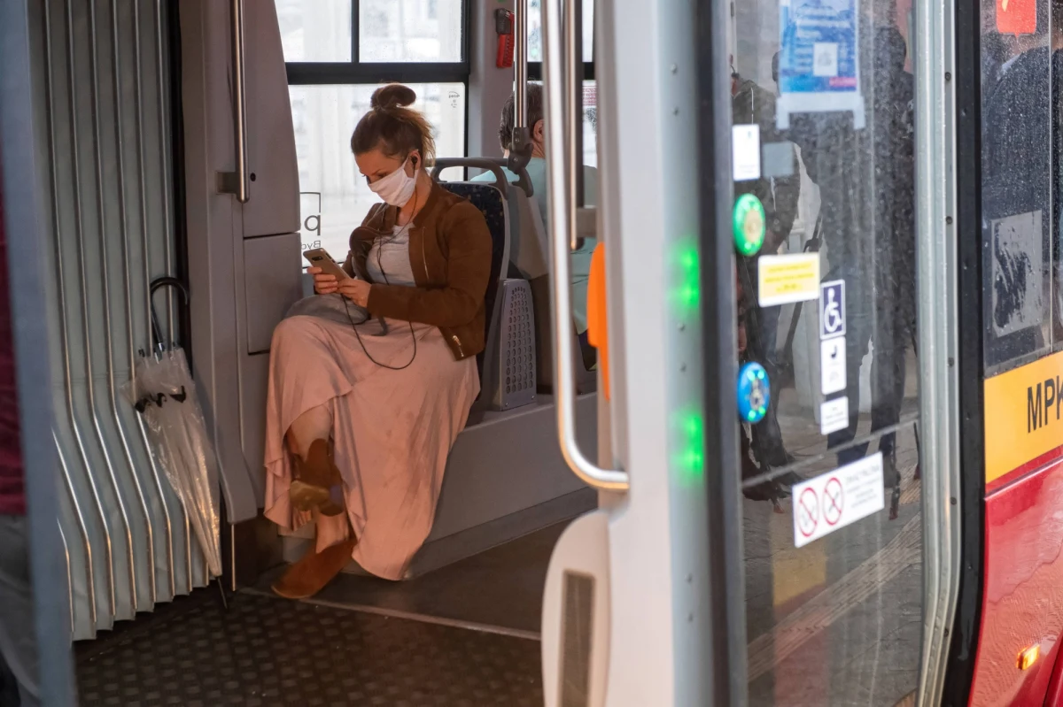 Wyniki, które teraz obserwujemy, to jest efekt powrotu ludzi do normalnego, codziennego życia; nie mamy obecnie dużych ognisk zakażeń - komentował najwyższy dzienny bilans koronawirusa w Polsce rzecznik Ministerstwa Zdrowia Wojciech Andrusiewicz. Natomiast w rozmowie z Onetem główny Inspektor Sanitarny Jarosław Pinkas przyznaje, że spodziewał się takie wzrostu. „To dla nas nic nowego. Prawdopodobnie przez jakiś czas będziemy mieli jeszcze zwiększoną liczbę zachorowań”. 