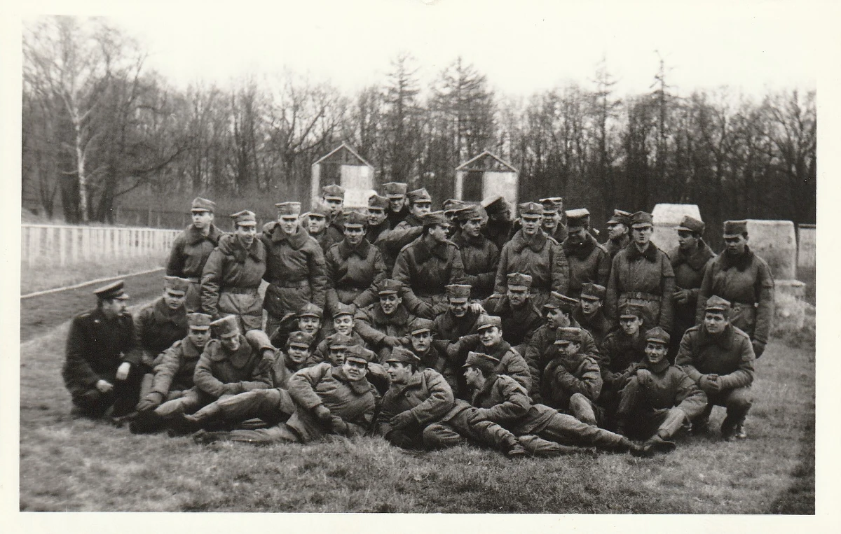 Kiedy 32 lata temu w wielkopolskiej Pile rozbił się wojskowy eszelon, ówczesne władze dokładały wszelkich starań, by o katastrofie wiedziało jak najmniej ludzi. Skonfiskowano dziennikarskie taśmy oraz zapiski, a w wieczornym dzienniku pojawiła się jedynie krótka wzmianka. W wypadku zginęło wtedy 10 żołnierzy a 28 zostało rannych. Podróżowali z Bolesławca do Ustki, skąd mieli pojechać na poligon w Wicku Morskim. Z niewyjaśnionych nigdy jednoznacznie przyczyn skład wykoleił się, a drewniane wagony zaczęły wjeżdżać jeden na drugi. Ponad trzy dekady od tamtych wydarzeń, wspomnienia o tragedii są wciąż żywe dla rodzin jej ofiar oraz bezpośrednich świadków. Udało nam się do nich dotrzeć. Zapraszamy do lektury i wysłuchania drugiej części reportażu "Jedyne zdjęcie".