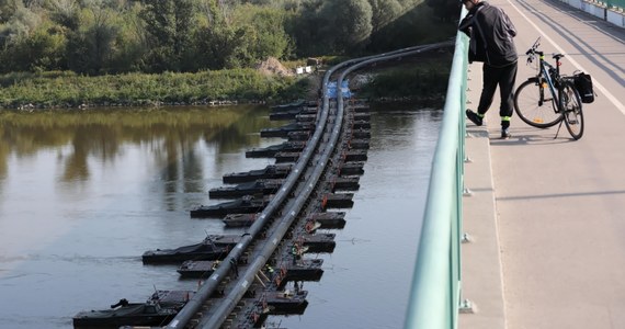 Trwa próbny przesył ścieków rurami po moście pontonowym. Proces ten może potrwać do 72 godzin - poinformowała w sobotę PAP rzeczniczka stołecznego ratusza Karolina Gałecka.