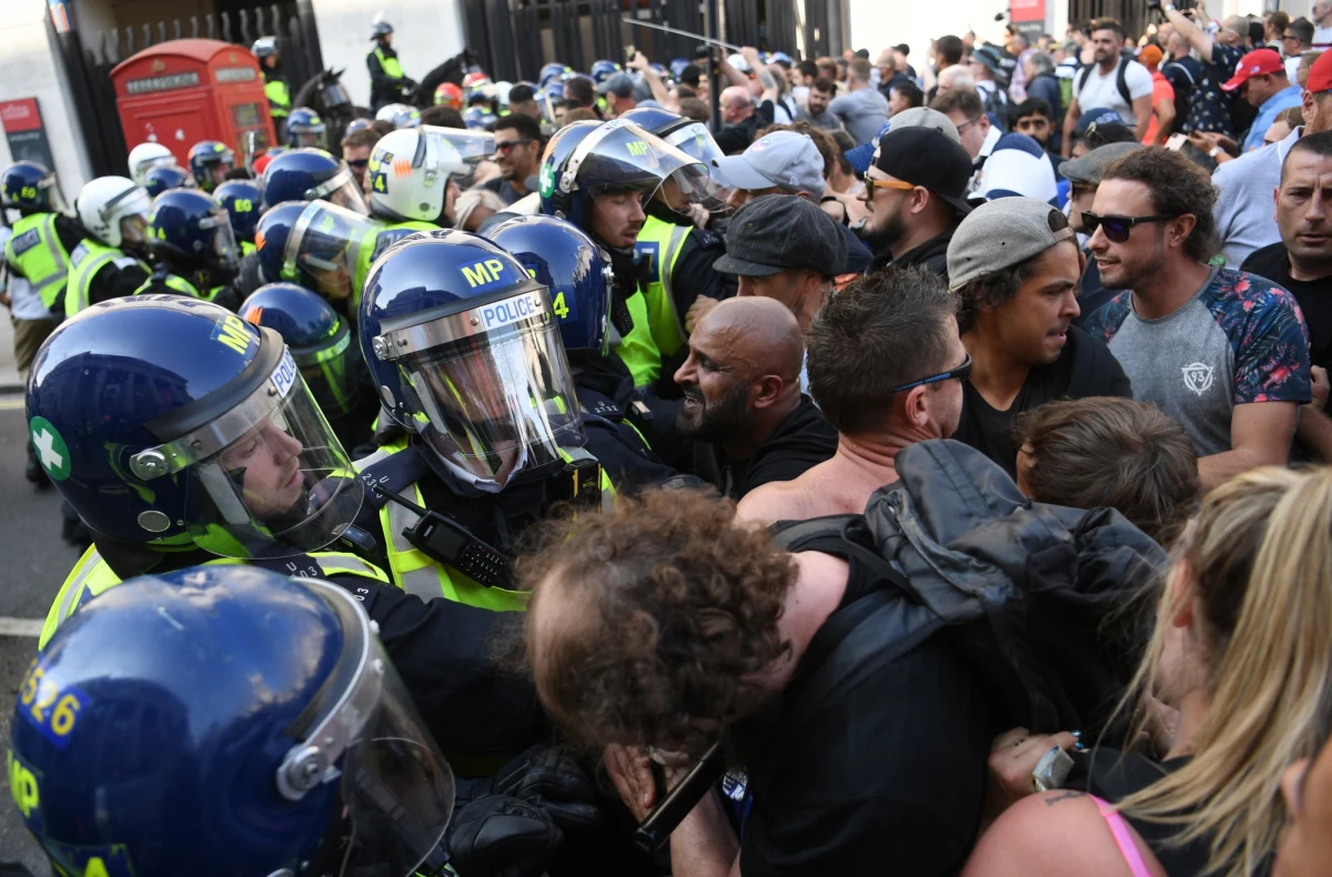 Setki osób protestowały na Trafalgar Square w centrum Londynu przeciwko ograniczeniom, wprowadzanym przez władze z powodu epidemii koronawirusa. W trakcie demonstracji doszło do starć z policją.