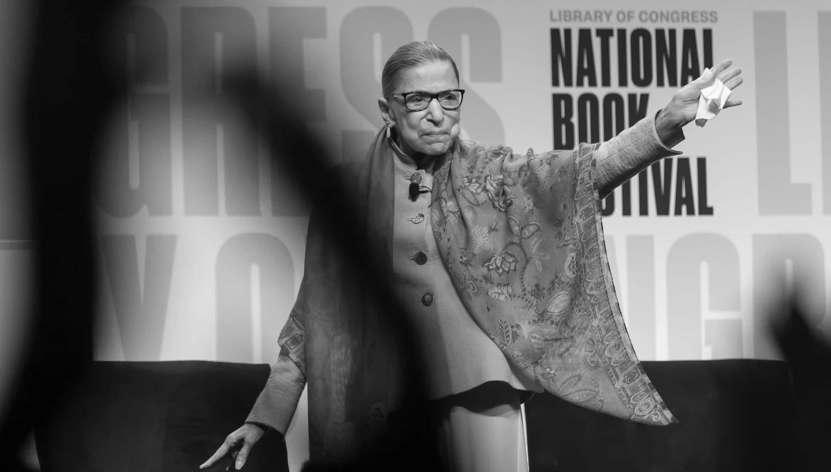 Śmierć sędzi Sądu Najwyższego Ruth Bader Ginsburg na 51 dni przed wyborami prezydenckimi wznieciła polityczny spór na temat jej następcy. Demokraci są za tym, by zgodnie ze zwyczajem nominacji dokonał przyszły prezydent. Republikanie chcą, by nastąpiło to przed wyborami.